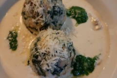 Brot-Bärlauch-Parmesanklöße auf Pilzschaum mit Bärlauchpesto